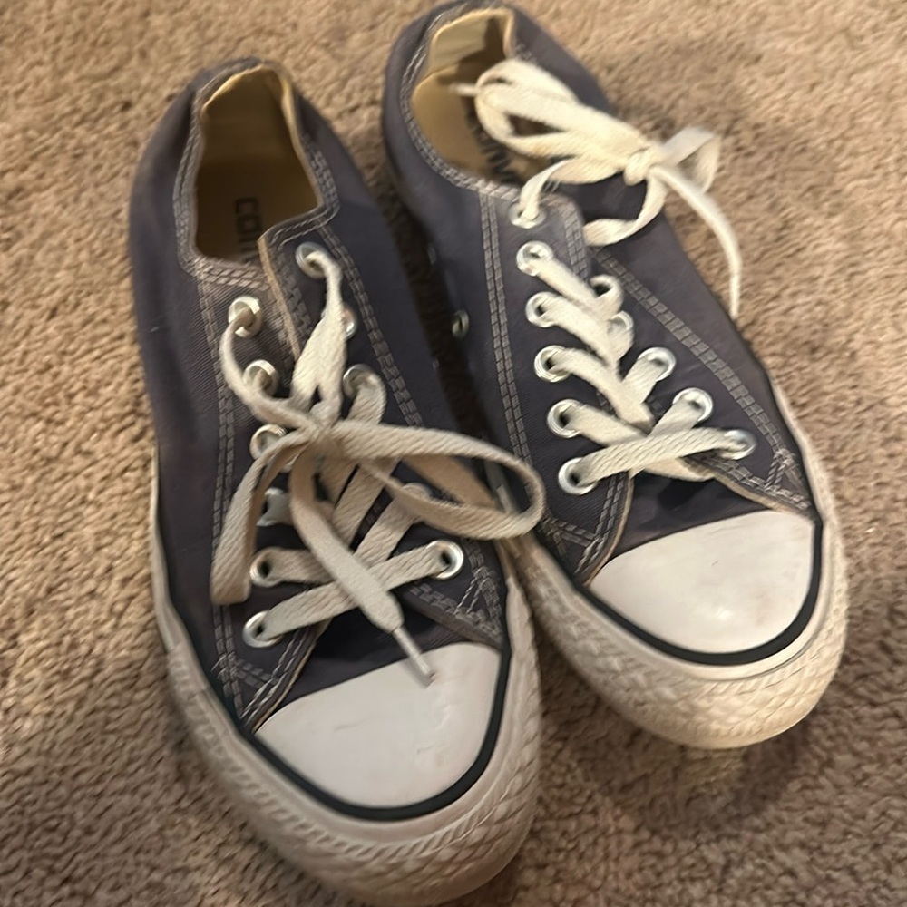 Woman’s blueish gray converse